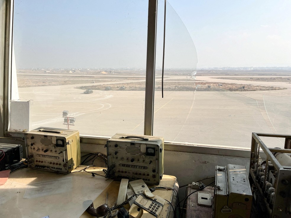 Vista da sala de controle de aeroporto militar em Mezzeh, nos subúrbios da capital síria Damasco. Foto de janeiro de 2025. — Foto: REUTERS/Feras Dalatey/File Photo