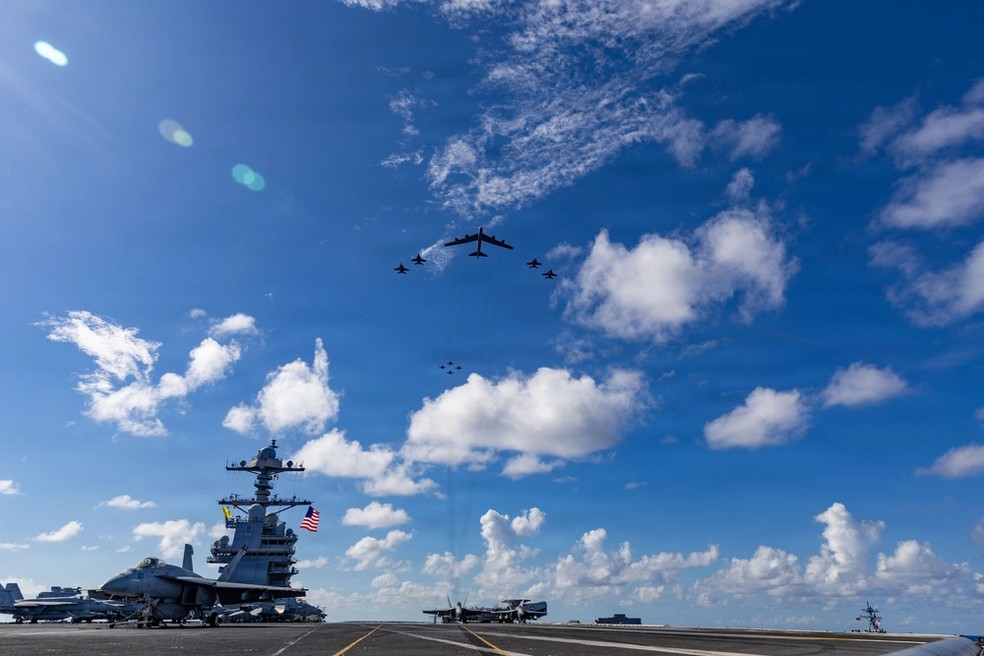 Jatos F-18 e avião bombardeiro B-52 Stratofortress sobrevoam porta-aviões USS Gerald Ford no Oceano Atlântico em 13 de novembro de 2025. — Foto: Alyssa Joy/Marinha dos Estados Unidos