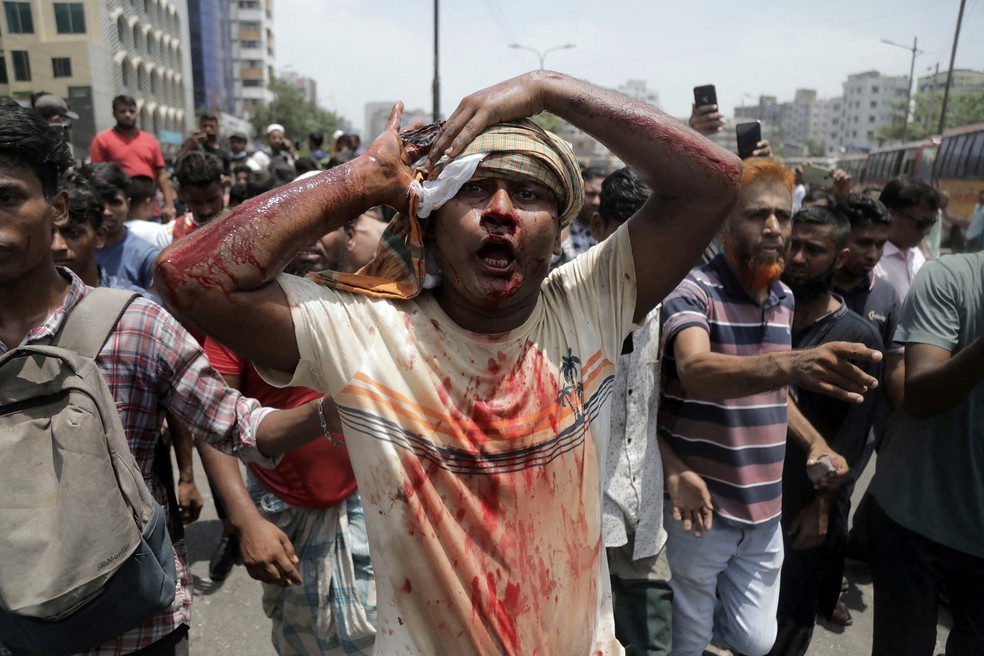 Homem ensanguentado em meio aos protestos em Bangladesh — Foto: REUTERS/Anik Rahman