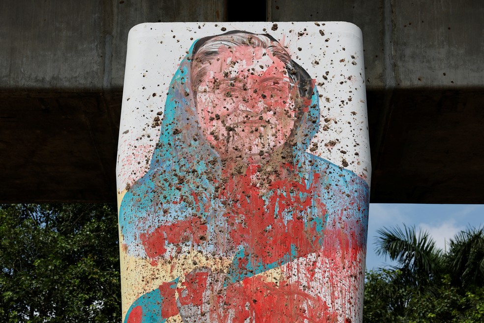 Mural com imagem da primeira-ministra de Bangladesh, Sheikh Hasina, vandalizado em protestos na capital Daca, em 5 de agosto de 2024. — Foto: Mohammad Ponir Hossain/ Reuters