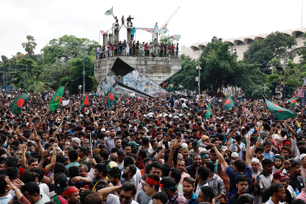 População em Daca, Bangladesh, celebra renúncia de premiê do país, em 5 de agosto de 2024. — Foto: Mohammad Ponir Hossai/ Reuters