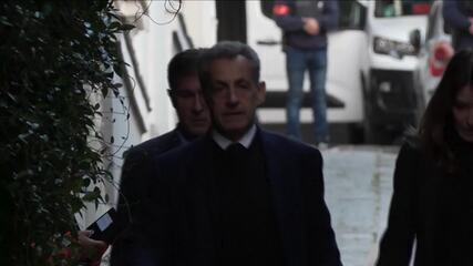 Ex-presidente francês Nicolas Sarkozy deixa sua casa em direção à prisão em outubro. 
