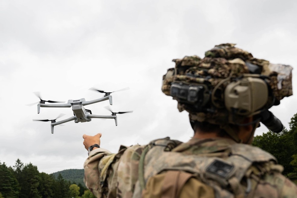 Soldado da Força Aérea dos Estados Unidos lança drone durante exercício militar na Alemanha. Foto de setembro de 2025. — Foto: Synsere Howard/Exército dos Estados Unidos