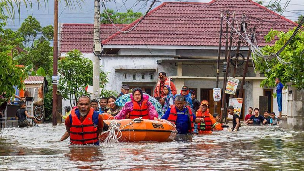 As operações de busca e salvamento seguem em curso na Indonésia, Tailândia, Malásia e Sri Lanka, com centenas de pessoas ainda desaparecidas — Foto: Getty Images