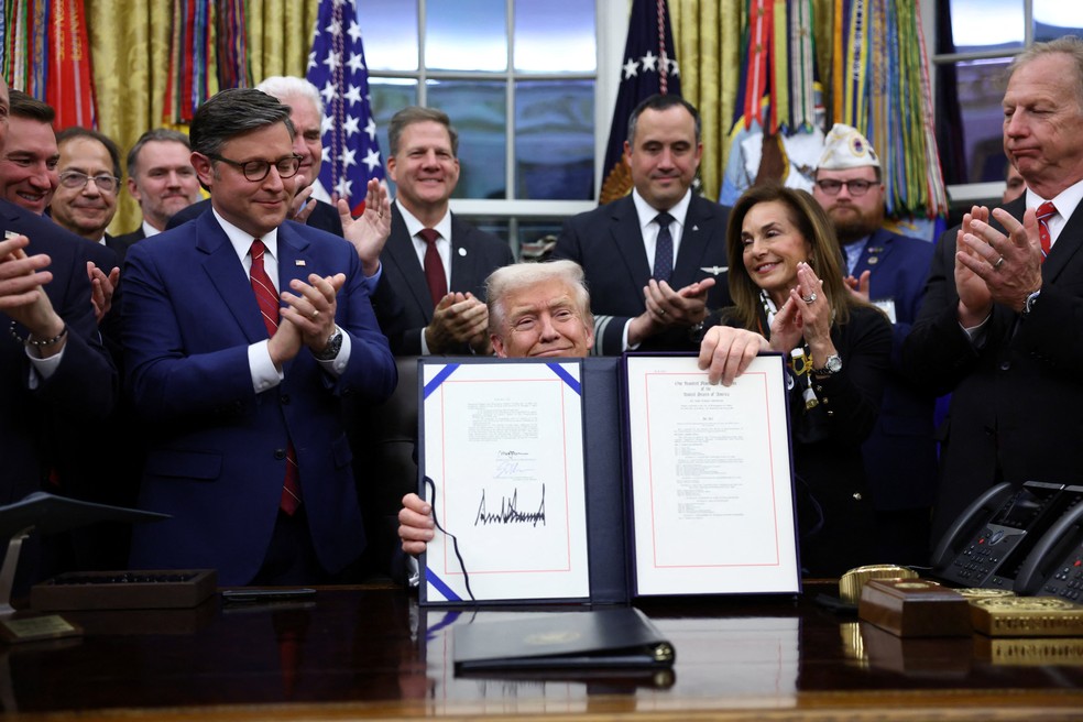 O presidente dos Estados Unidos, Donald Trump, posa para uma foto após assinar o projeto de lei de financiamento que encerra a paralisação do governo federal, na Casa Branca, em Washington, D.C., EUA — Foto: Reuters/Kevin Lamarque
