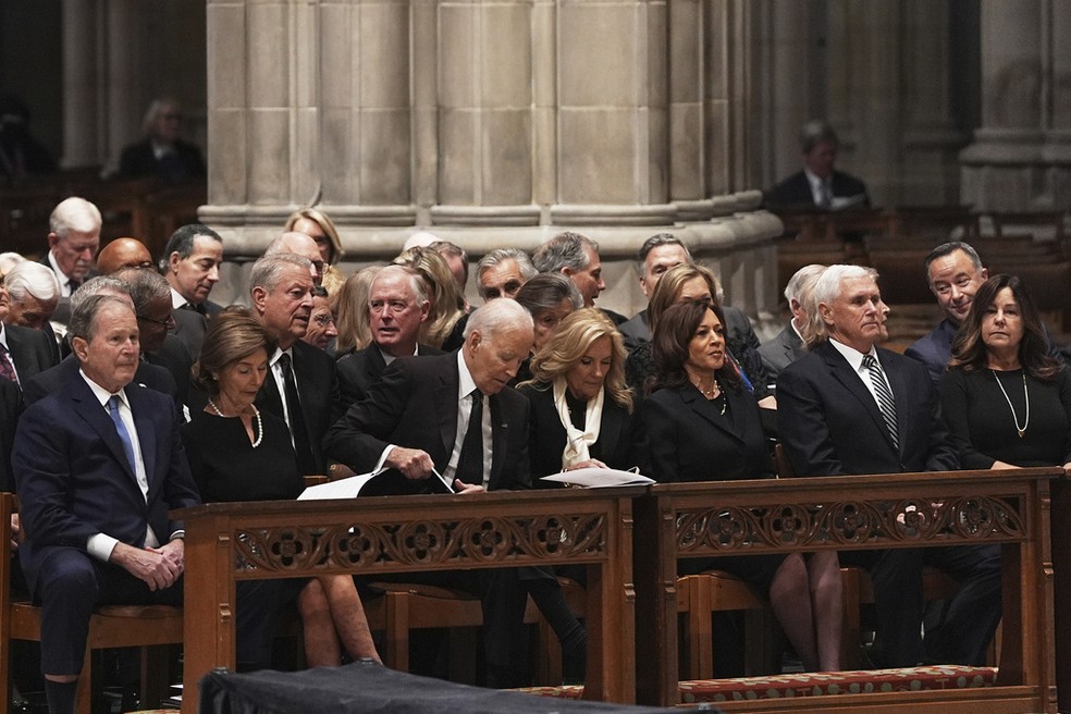 Os ex-presidentes George W. Bush com Laura Bush, Joe Biden com Jill Biden e os ex-vice-presidentes Kamala Harris e Mike Pence com Karen Pence, durante o funeral do ex-vice-presidente Dick Cheney — Foto: AP/Matt Rourke