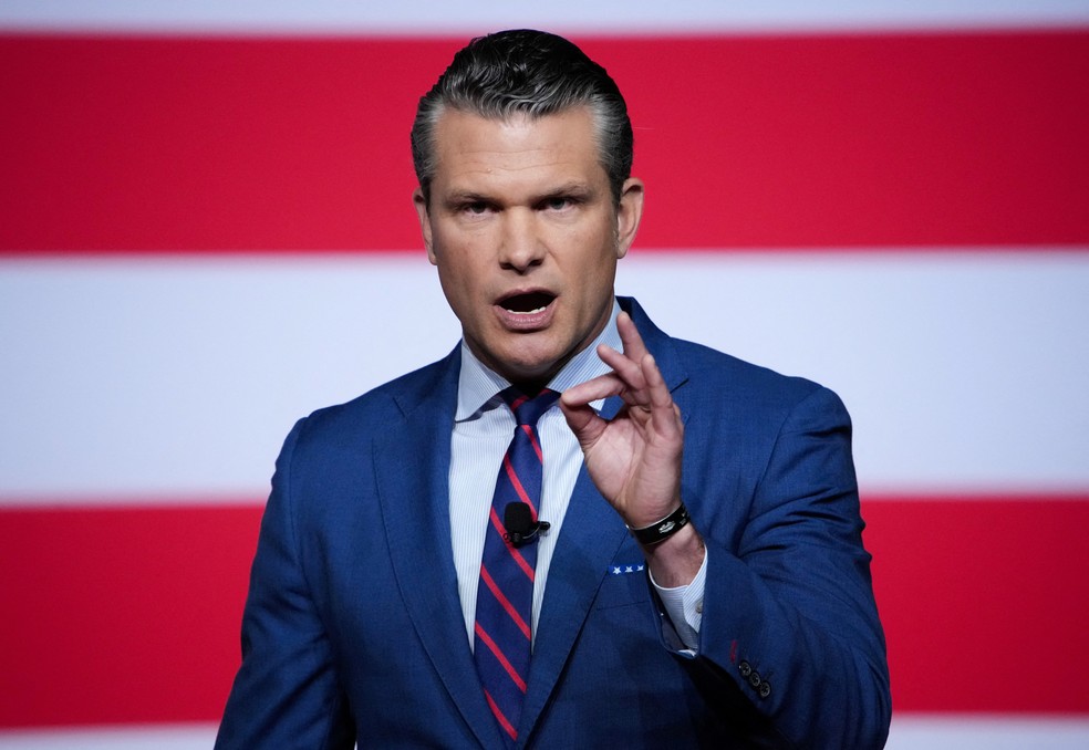 O Secretário de Defesa dos EUA, Pete Hegseth, discursa com altos líderes militares na Base do Corpo de Fuzileiros Navais de Quantico — Foto: Andrew Harnik/Pool via REUTERS