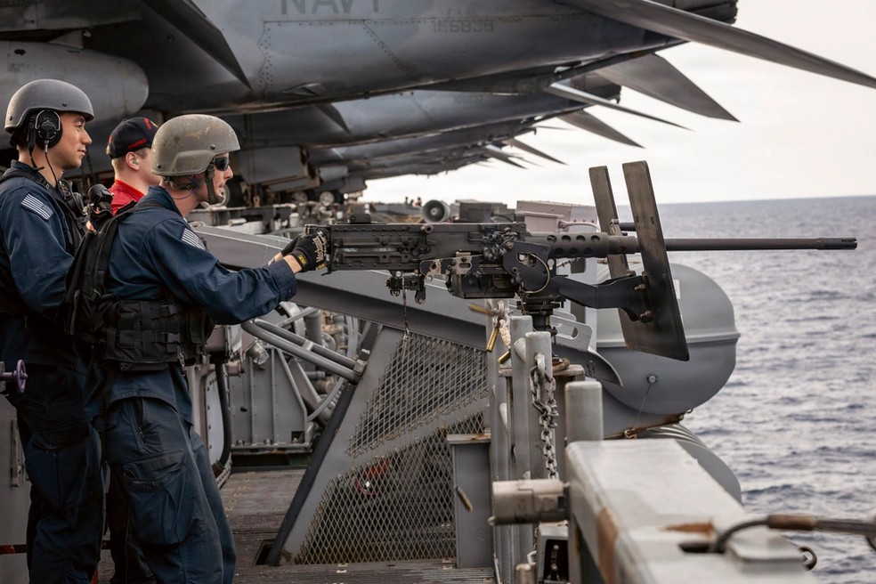Exercício de tiro com fuzil pesado a bordo do porta-aviões USS Gerald Ford, da Marinha dos Estados Unidos, em outubro de 2025. — Foto: Brianna Barnett/Marinha dos Estados Unidos