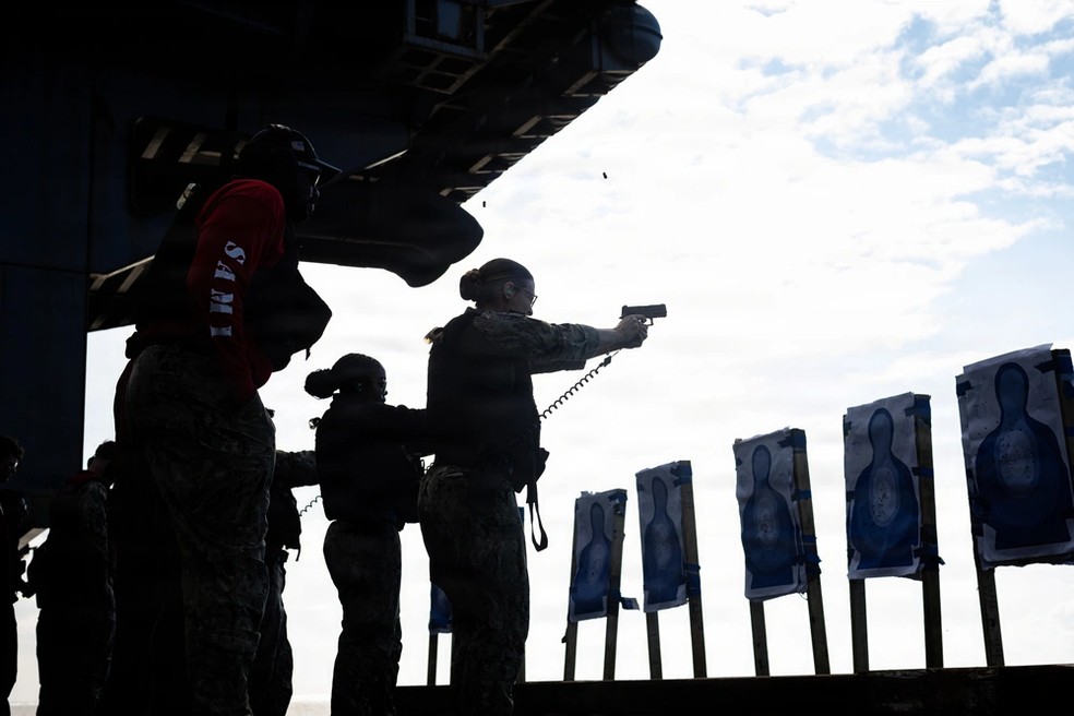 Treino de tiro a bordo do porta-aviões americano USS Gerald Ford em outubro de 2025. — Foto: Brianna Barnett/Marinha dos Estados Unidos