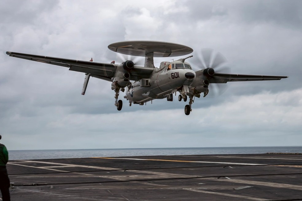 Aeronave de monitoramento E-2D Hawkeye pousando no porta-aviões USS Gerald Ford durante voo de treinamento em outubro de 2025. — Foto: Brianna Barnett/Marinha dos Estados Unidos