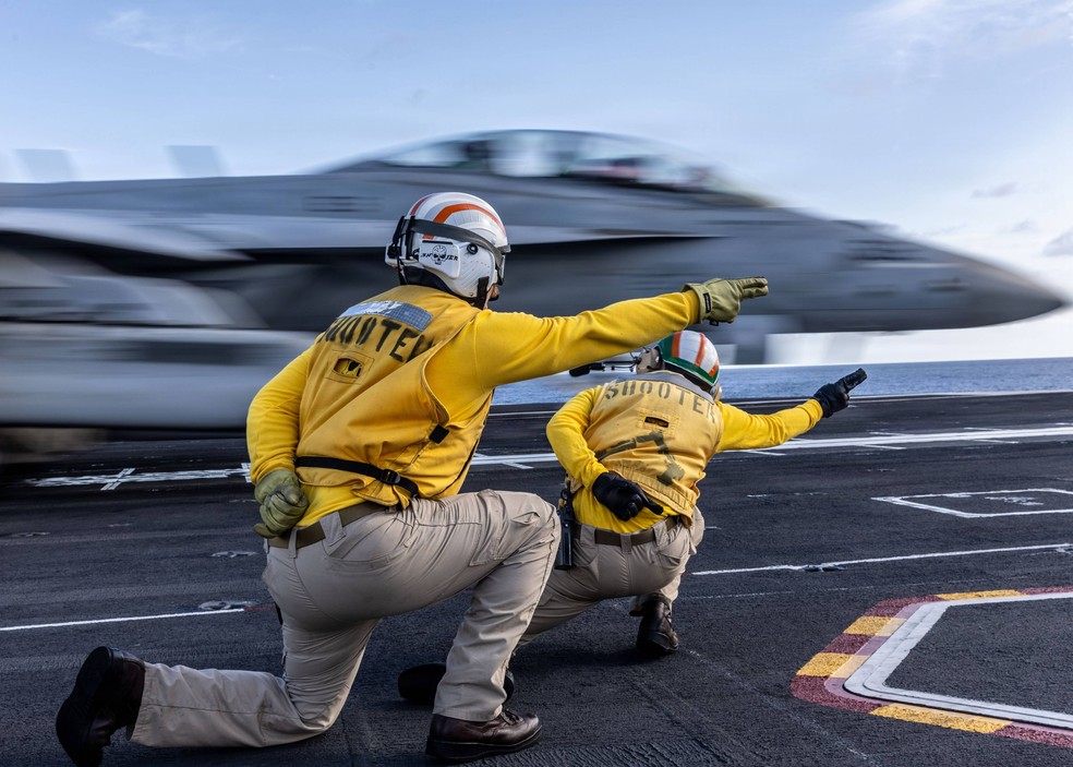 Caça de combate dos Estados Unidos decola, sob instrução de técnicos de voo, do porta-aviões USS Gerald Ford durante treinamento em outubro de 2025. — Foto: Zamirah Connor/Marinha dos EUA