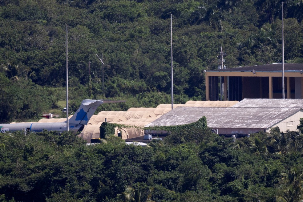 Tendas instaladas em pista de pouso da base naval Roosevelt Roads em Ceiba, Porto Rico, em 29 de outubro de 2025. — Foto: REUTERS/Ricardo Arduengo