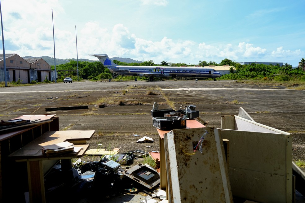 Móveis de escritório descartados e aeronave abandonada em uma área inutilizada da base naval Roosevelt Roads, em Ceiba, em Porto Rico. Foto de 7 de junho de 2025. — Foto: REUTERS/Ricardo Arduengo