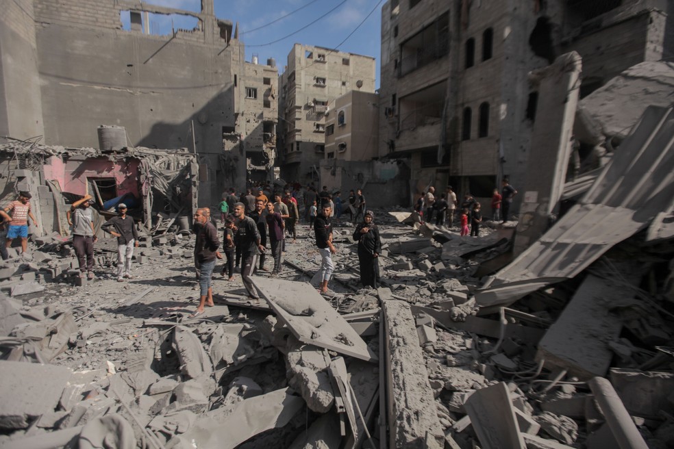 Ataques aéreos israelenses atingem um quarteirão residencial perto da Mesquita de Al-Sousi, na Faixa de Gaza, em 29 de outubro de 2025 — Foto: Hashem Zimmo/TheNewsS2/Estadão Conteúdo