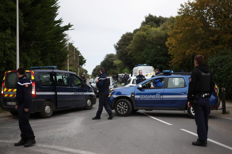 Policiais franceses isolam perímetro de atropelamento de pedestres e ciclistas em estrada da ilha de Olerón, na costa oeste da França, em 5 de novembro de 2025. — Foto: REUTERS/Stephane Mahe
