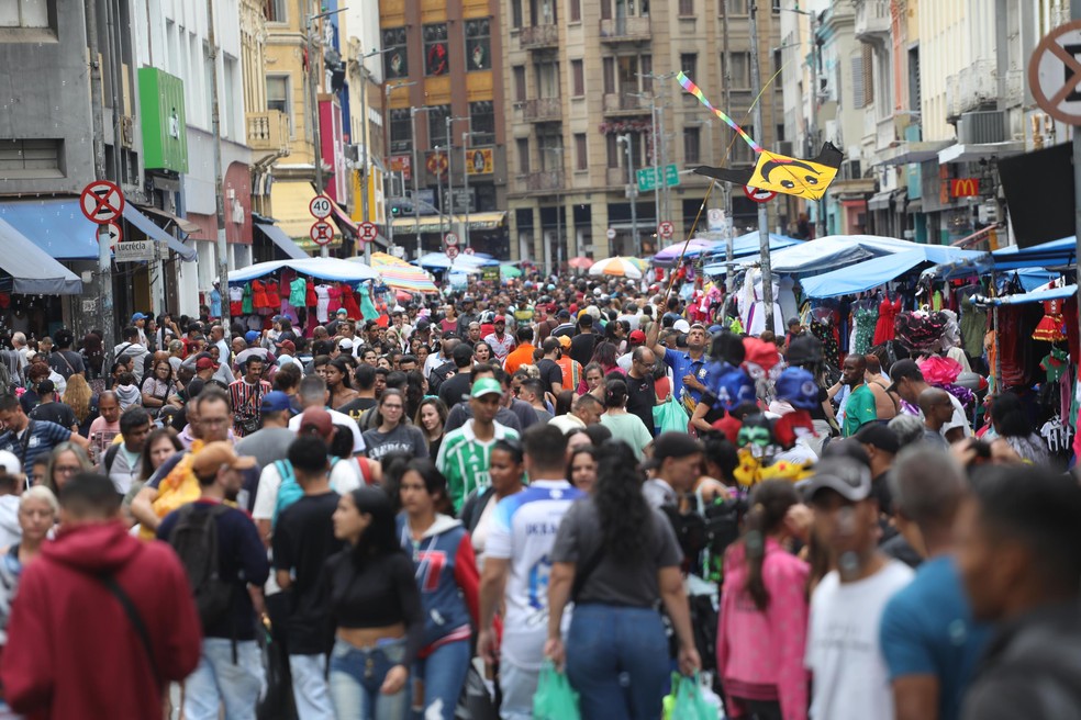 Consumidores na Rua 25 de Março, Centro de SP, em imagem do dia 9 de dezembro de 2023 — Foto: Renato S. Cerqueira/Futura Press/Estadão Conteúdo