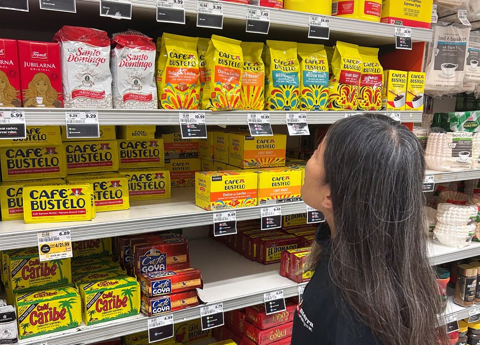 Consumidora olha pacotes de café em supermercado em Union City, Nova Jersey, nos EUA, em outubro de 2025 — Foto: REUTERS/Marcelo Teixeira