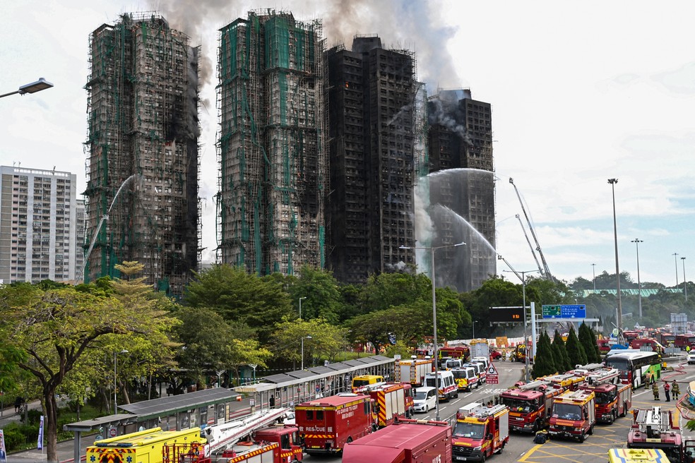 Bombeiros seguem no combate ao incêndio em conjunto habitacional de Hong Kong — Foto: Peter Parks / AFP