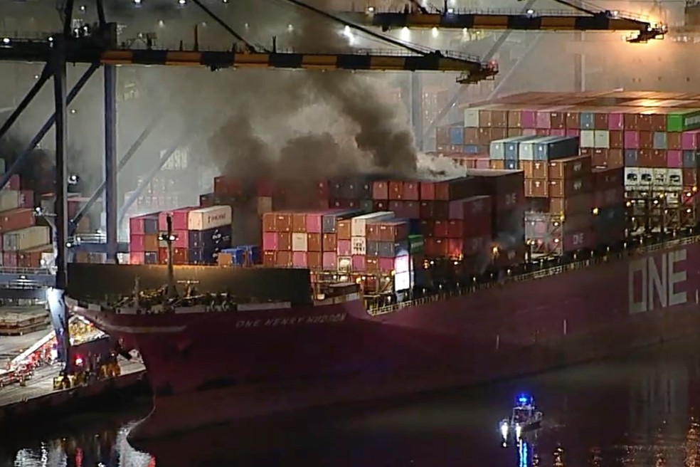 Fumaça subindo de um incêndio em um navio atracado no Porto de Los Angeles, em 21 de novembro de 2025 — Foto: ABC7 via AP