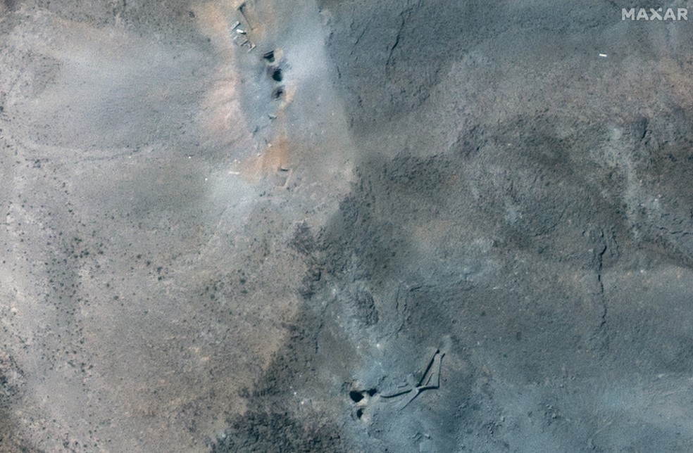 Imagem de satélite de 22 de junho mostra buracos e crateras na encosta do complexo subterrâneo de Fordow, após ataque dos EUA, perto de Qom. — Foto: MAXAR TECHNOLOGIES/via REUTERS