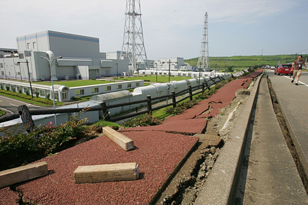 Imagem de 18 de julho de 2007 mostra usina nuclear de Kashiwazaki Kariwa — Foto: Koji Sasahara/AP
