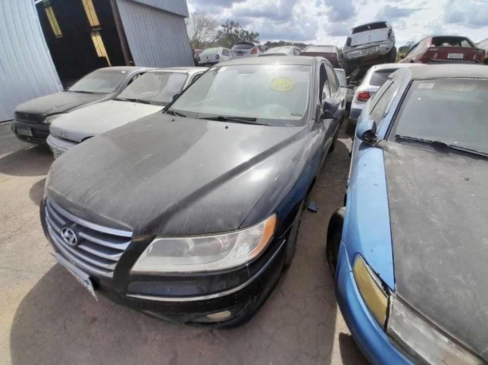 Hyundai Azera com lance de R$ 5.000, R$ 2.999 mais barato que o iPhone 17 de 254 GB (R$ 7.999) — Foto: divulgação/Detran-SP