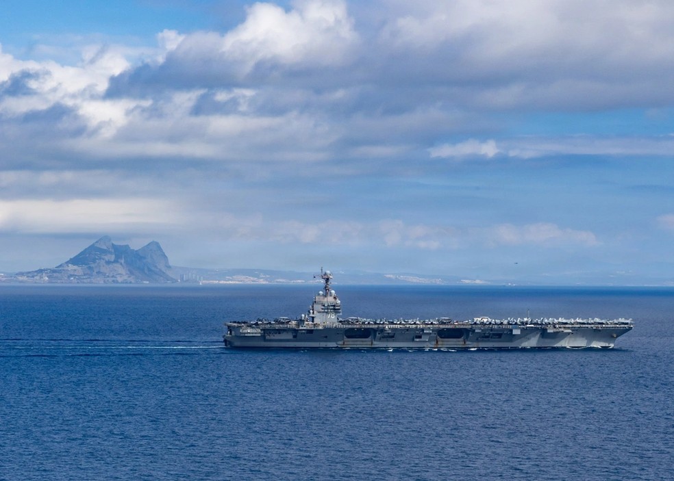 Porta-aviões USS Gerald Ford, da Marinha dos Estados Unidos, atravessando o Estreito de Gibraltar. — Foto: Alyssa Joy/Marinha dos Estados Unidos