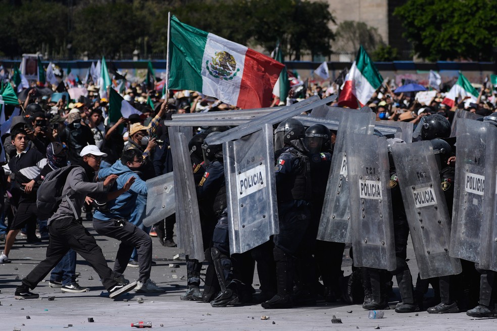 Manifestantes avançam contra a polícia durante marcha na Cidade do México. — Foto: Marco Ugarte/AP Photo