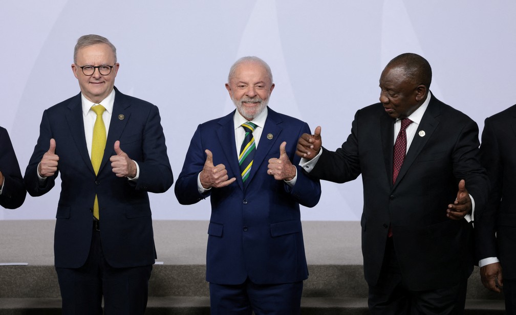 Presidente Lula posa para fotos entre outros líderes mundiais neste sábado (22) em reunião do G20 em Joanesburgo, na África do Sul — Foto: Yves Herman/pool via Reuters