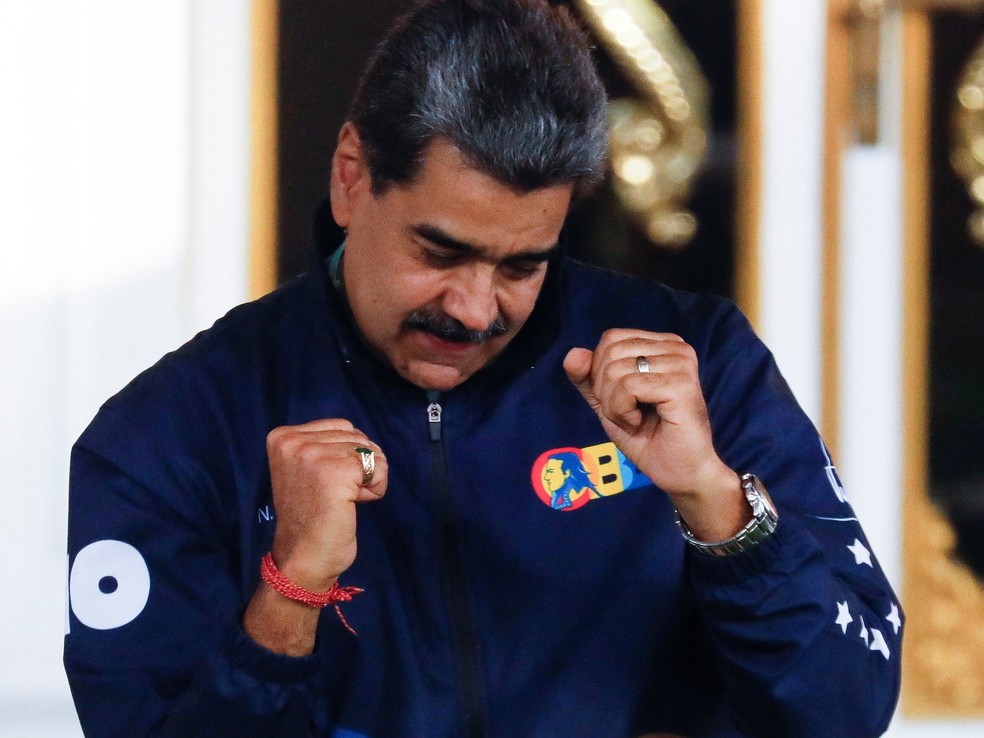 O presidente da Venezuela, Nicolás Maduro, dançando durante evento com universitários em 21 de novembro de 2025 — Foto: REUTERS/Leonardo Fernandez Viloria