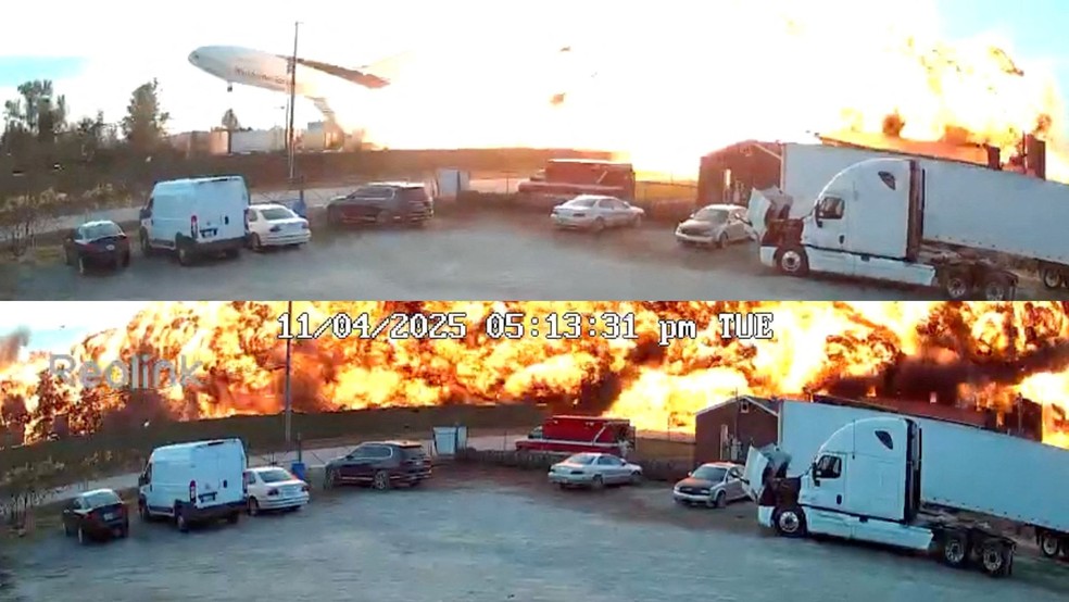 Avião de carga da UPS cai durante decolagem e deixa 'rastro de fogo' em aeroporto de Louisville, no Kentucky, nos Estados Unidos, em 4 de novembro de 2025. — Foto: Oficina 'peças e reparos de caminhão de Kentucky' via Reuters