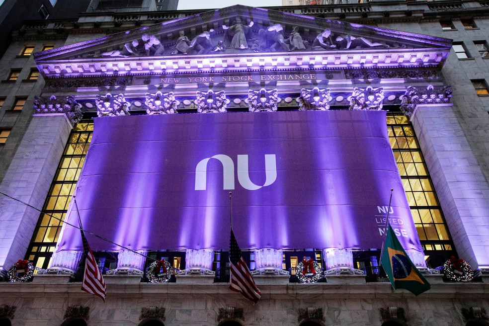 Logo do Nubank na Bolsa de Valores de Nova York. — Foto: Brendan McDermid/ Reuters