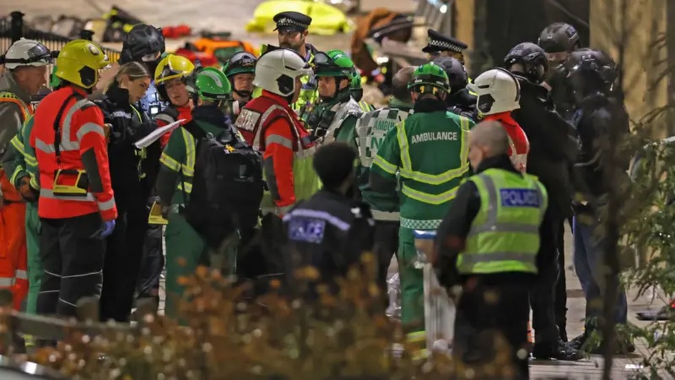 O incidente provocou uma enorme mobilização dos serviços de emergência. — Foto: PA Media via BBC