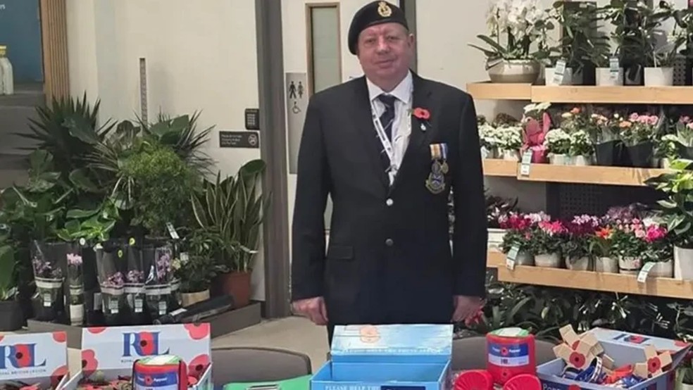 Andrew Johnson, maquinista da LNER, fotografado em uma barraca da Royal British Legion, instituição de caridade das Forças Armadas do Reino Unido — Foto: Arquivo pessoal via BBC
