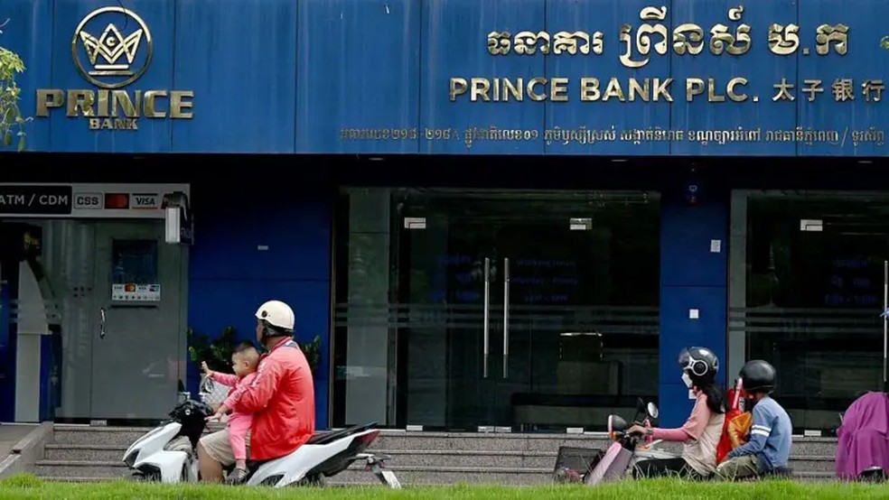 Agência do Banco Prince na capital do Camboja, Phnom Penh — Foto: AFP via Getty Images