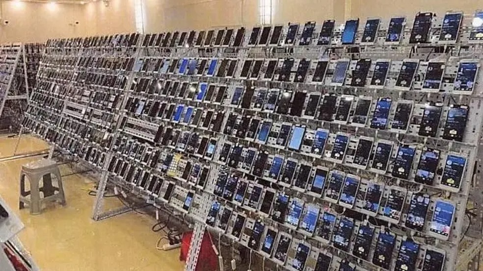 Os processos judiciais continham imagens de 'fazendas de celulares', supostamente utilizadas para realizar golpes online — Foto: Tribunal Distrital EDNY dos Estados Unidos