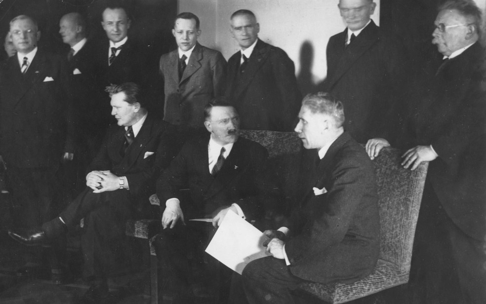 Ministros do gabinete de Adolf Hitler, em foto de 30 de janeiro de 1933. Na fileira da frente, a partir da esquerda: Hermann Goering, Adolf Hitler e Franz von Papen. Em pé, a partir da esqueda: Alfred Hugenberg, Werner von Blomberg, Wilhelm Frick, Johann Ludwig Graf Schwerin von Krosigk, Paul Freiherr Eltz von Ruebenach e Franz Beldte — Foto: AP Photo