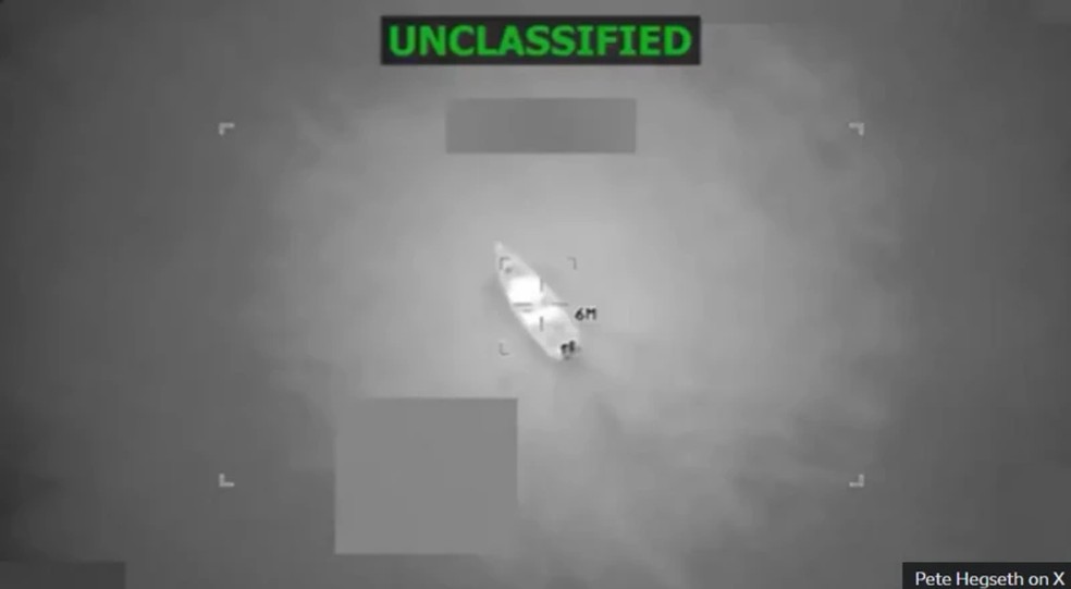 O último ataque a uma suposta narcolancha "do (grupo venezuelano) Trem de Aragua" deixou seis mortos, segundo declarou o secretário de Defesa americano Pete Hegseth — Foto: Pete Hegseth/X via BBC