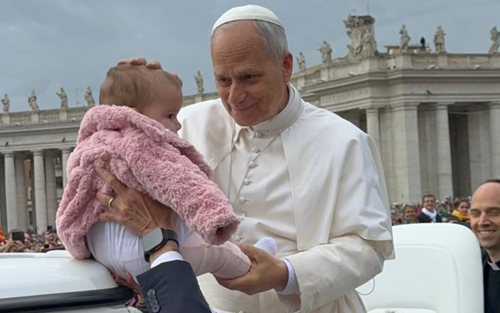 Bebê baiana de sete meses é abençoada por papa Leão XIV no Vaticano — Foto: Arquivo Pessoal