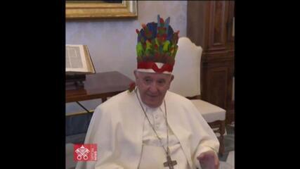 Papa ganha cocar e pede que bispos lutem pelos indígenas