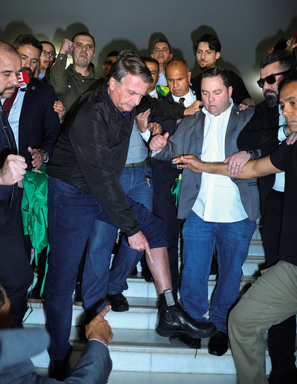 Bolsonaro mostra tornozeleira após encontro com deputados aliados na Câmara — Foto: Adriano Machado/Reuters