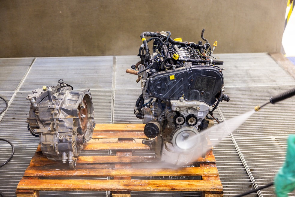 Peças são lavadas e catalogadas após o desmanche — Foto: Divulgação | Stellantis