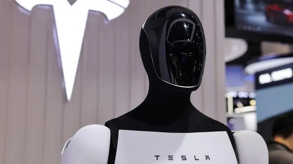Musk disse que todo mundo gostaria de um robô Optimus — Foto: Reuters via BBC