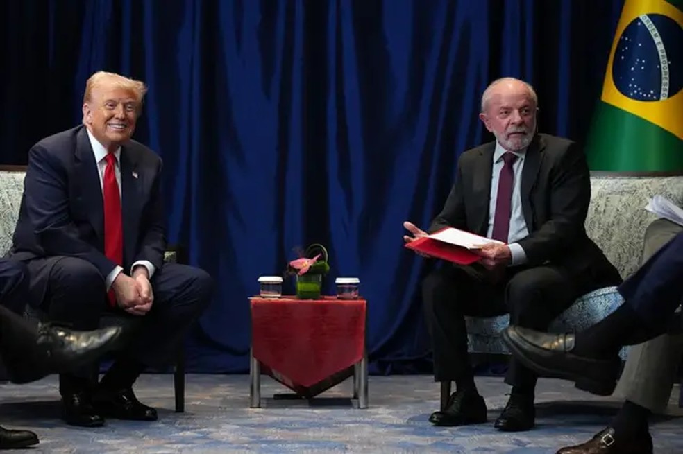 Trump e Lula mantiveram um encontro bilateral na Malásia, no domingo (26/10). O Brasil aguarda a redução das tarifas de importação sobre seus produtos. — Foto: Getty Images via BBC