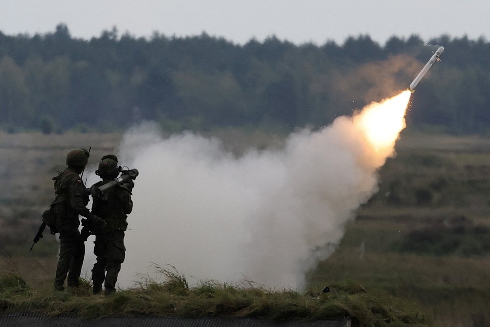 Militares fazem teste com lançador de sistema de defesa na Polônia, em setembro de 2025. — Foto: Kacper Pempe/ Reuters