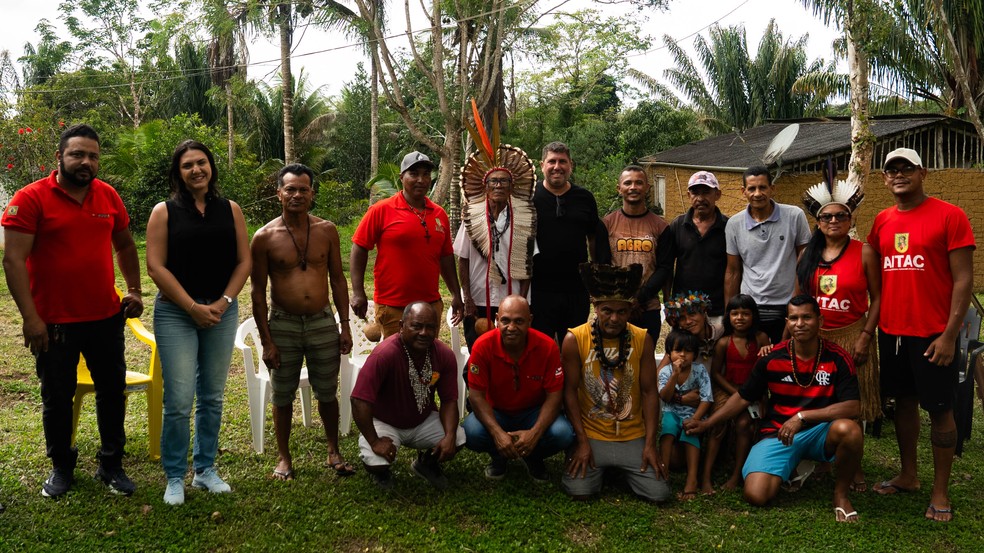 Indígenas da aldeia Tupinambá do Acuípe de Cima, em Ilhéus (BA), com ativadores de crédito e assistência técnica. — Foto: Rafael Peixoto / g1
