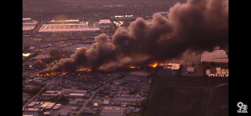 Queda de avião MD-11 da UPS provoca incêndio em Louisville, Kentucky — Foto: Reprodução/WUSA
