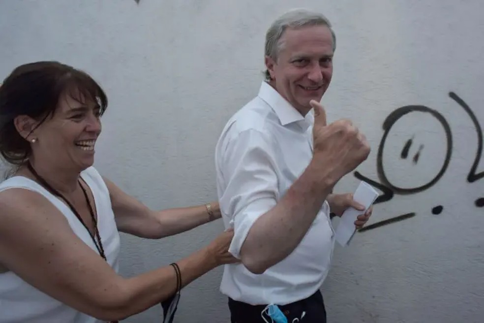 Kast é casado com a advogada María Pía Adriasola, com quem teve nove filhos. — Foto: Getty Images via BBC