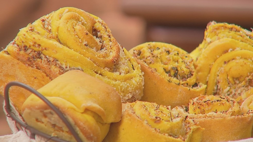 Receita Nosso Campo: aprenda a fazer um pão cúrcuma — Foto: TV TEM/Reprodução