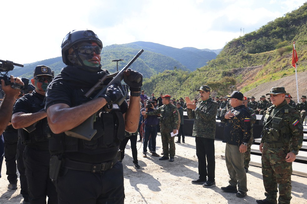 Presidente da Venezuela, Nicolás Maduro, aplaude soldados das Forças Especiais durante cerimônia em Caracas, na Venezuela, em 28 de agosto de 2025. — Foto: Presidência da Venezuela via Reuters